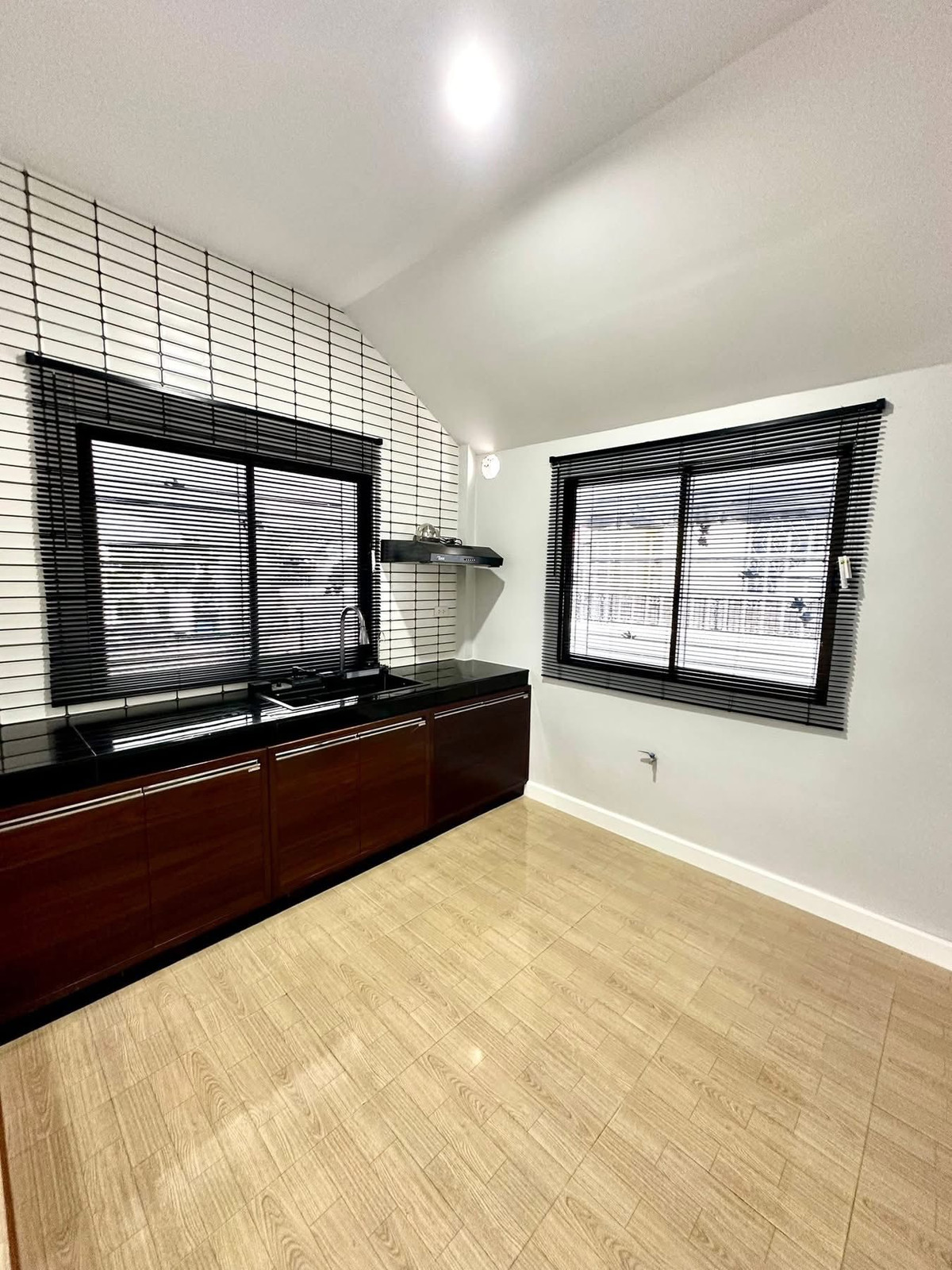 For SaleHousePattaya, Bangsaen, Chonburi : Paradise Hill 2 / 2 Bedrooms (For Sale), Paradise Hill 2 / 2 Bedrooms (FOR SALE) BEWN134