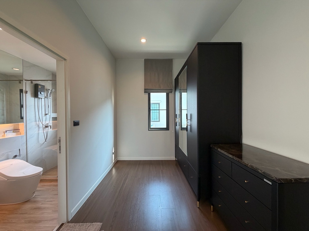 ให้เช่าบ้านบางนา แบริ่ง ลาซาล : ให้เช่าบ้านเดี่ยวหรู เศรษฐสิริ บางนา กม.10 บ้านเดี่ยวดีไซน์โมเดิร์น เรียบหรู ฟังก์ชันลงตัว เหมาะสำหรับครอบครัวที่ต้องการความเป็นส่วนตัวในโครงการระดับพรีเมียม