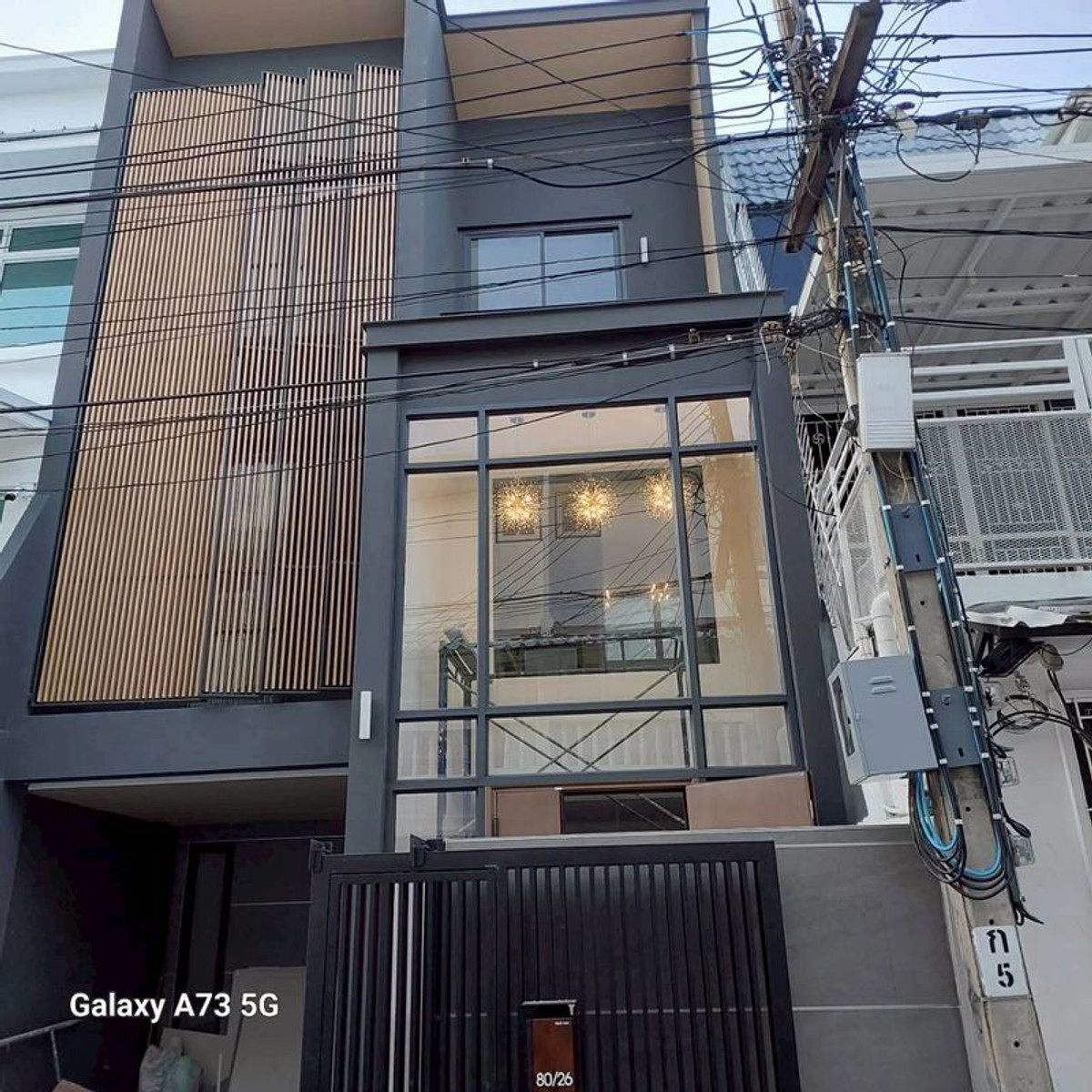 ทาวน์โฮมสุขุมวิท อโศก ทองหล่อ : ***ขายทาวน์โฮมหรูใจกลางเมืองเอกมัย22 ขายพร้อมผู้เช่า 85,000 บาท/เดือน*** บ้านรีโนเวทใหม่ทั้งหลังเนื้อที่ 22 ตร.วา | พื้นที่ใช้สอย 200 ตร.ม. (3 ห้องนอน | 3 ห้องน้ำ | ที่จอดรถส่วนตัว 1 คัน) ในราคาพิเศษเพียง 15.9 ล้านบาท --- Agent Top 084-8751655 