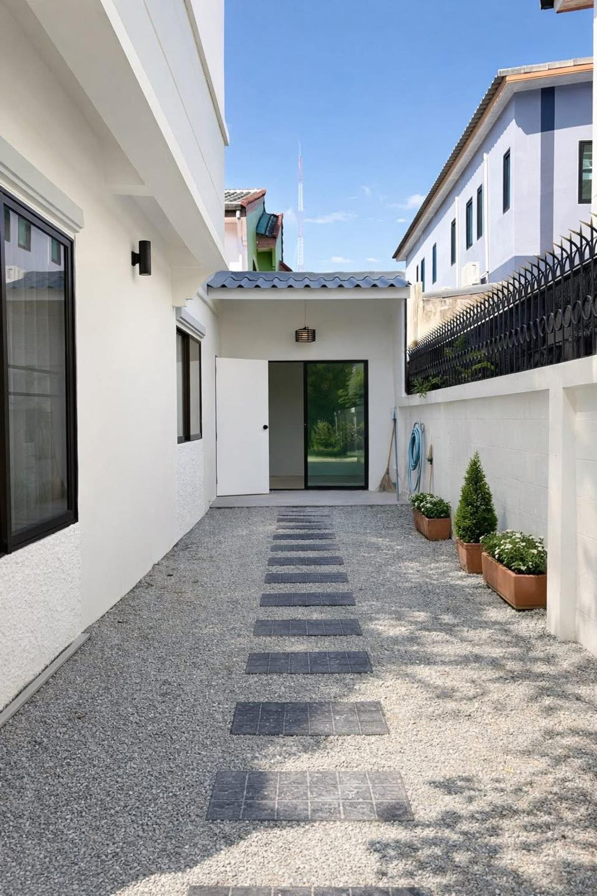 For SaleTownhomePattaya, Bangsaen, Chonburi : Moo Bam Ngam Charoen 2 / 3 Bedrooms (FOR SALE) BEWN132