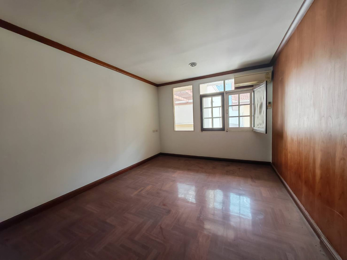 ขายบ้านรัชดา ห้วยขวาง : ขายด่วน!! บ้านเดี่ยว 2 ชั้น 126 ตรว. ทำเลทองย่านห้วยขวาง-รัชดา มีห้องใต้ดินขนาดใหญ่