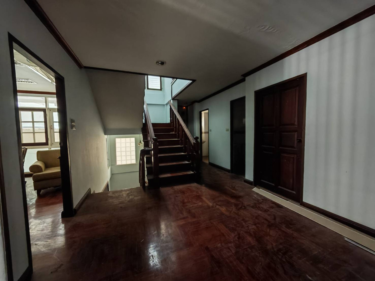 ขายบ้านรัชดา ห้วยขวาง : ขายด่วน!! บ้านเดี่ยว 2 ชั้น 126 ตรว. ทำเลทองย่านห้วยขวาง-รัชดา มีห้องใต้ดินขนาดใหญ่