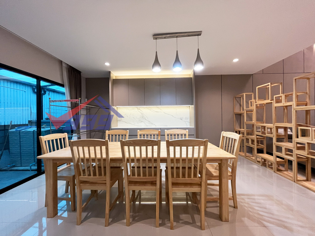For RentTownhomePattanakan, Srinakarin : Modern luxury 3-bedroom townhouse for rent in Krungthep Kreetha.