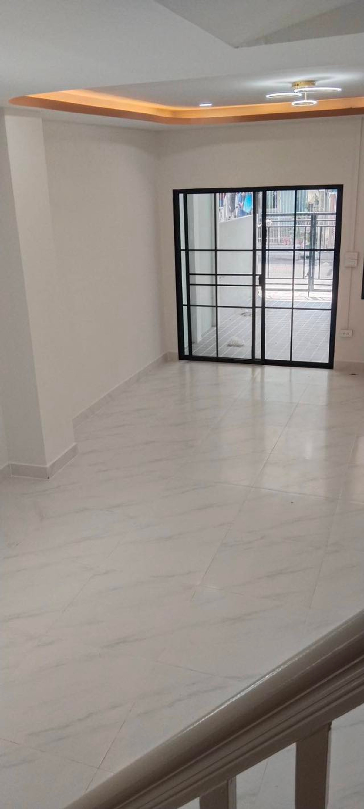 ให้เช่าทาวน์โฮมมีนบุรี-ร่มเกล้า : บ้านเช่าใกล้รถไฟฟ้า ให้เช่าบ้านรามอินทรา ตกแต่งใหม่ทั้งหลัง 2นอน 2น้ำ 2ที่จอดรถ บ้านหลังมุม