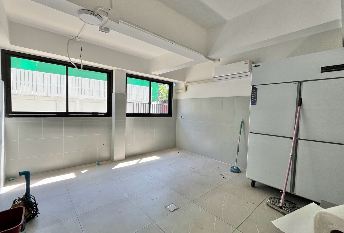 For RentRetail SpaceSukhumvit, Asoke, Thonglor : House for rent for business @ Pridi Banomyong, Sukhumvit, near Thonglor, Ekkamai, decorated, can be renovated, willing to accept tenants for 3+3 years, free decoration for 30 days.