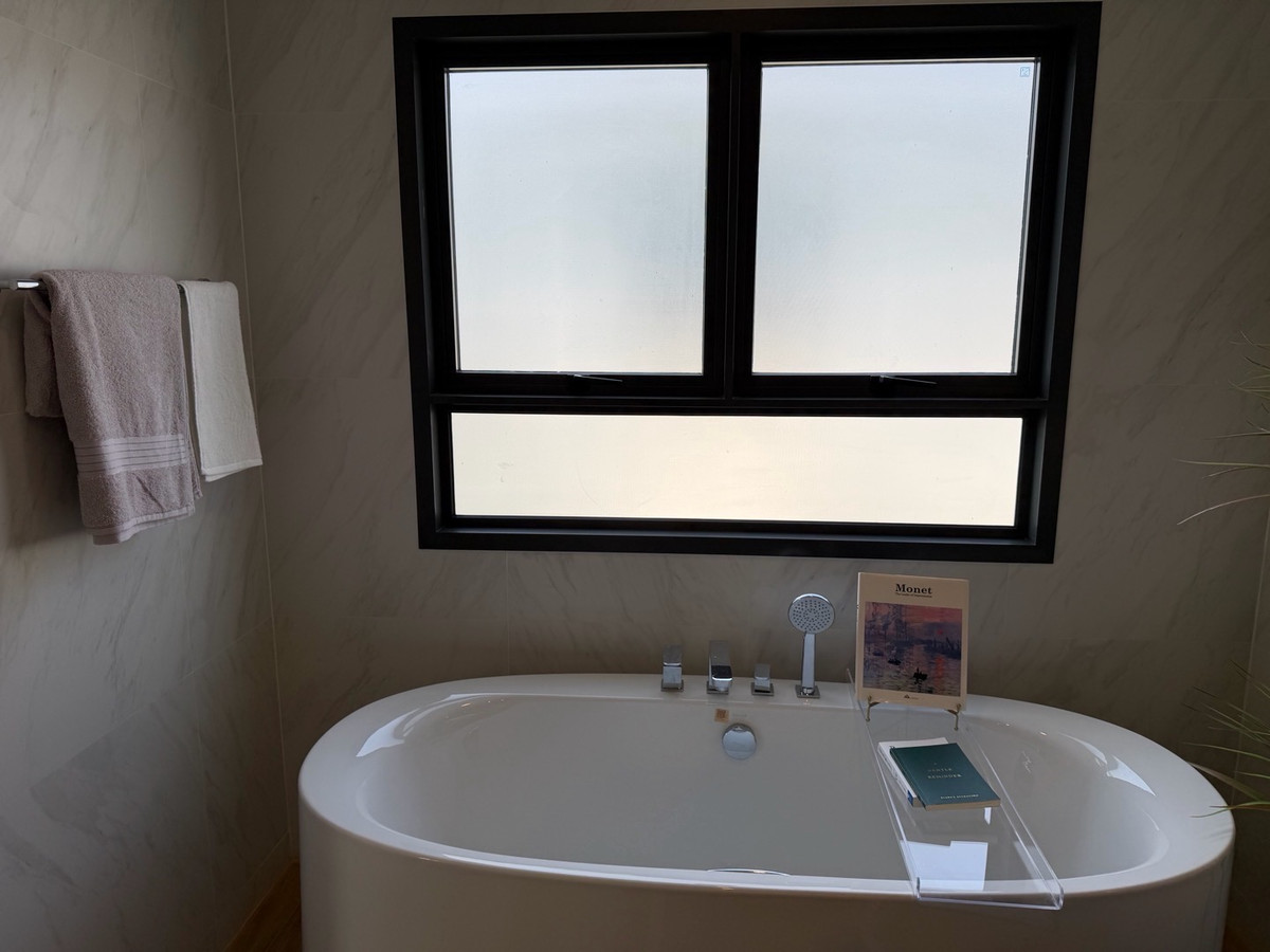 ให้เช่าบ้านบางนา แบริ่ง ลาซาล : ให้เช่าบ้านเดี่ยวหรู เศรษฐสิริ บางนา กม.10 บ้านเดี่ยวดีไซน์โมเดิร์น เรียบหรู ฟังก์ชันลงตัว เหมาะสำหรับครอบครัวที่ต้องการความเป็นส่วนตัวในโครงการระดับพรีเมียม