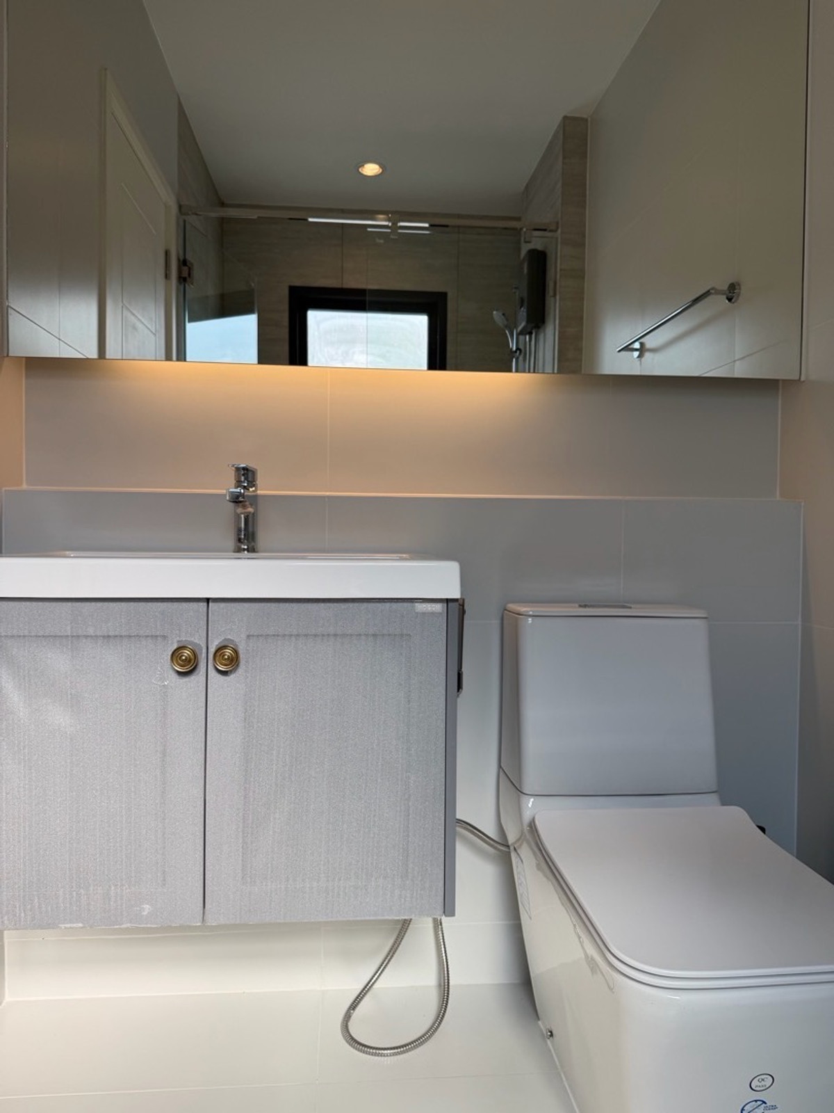 ให้เช่าบ้านบางนา แบริ่ง ลาซาล : ให้เช่าบ้านเดี่ยวหรู เศรษฐสิริ บางนา กม.10 บ้านเดี่ยวดีไซน์โมเดิร์น เรียบหรู ฟังก์ชันลงตัว เหมาะสำหรับครอบครัวที่ต้องการความเป็นส่วนตัวในโครงการระดับพรีเมียม