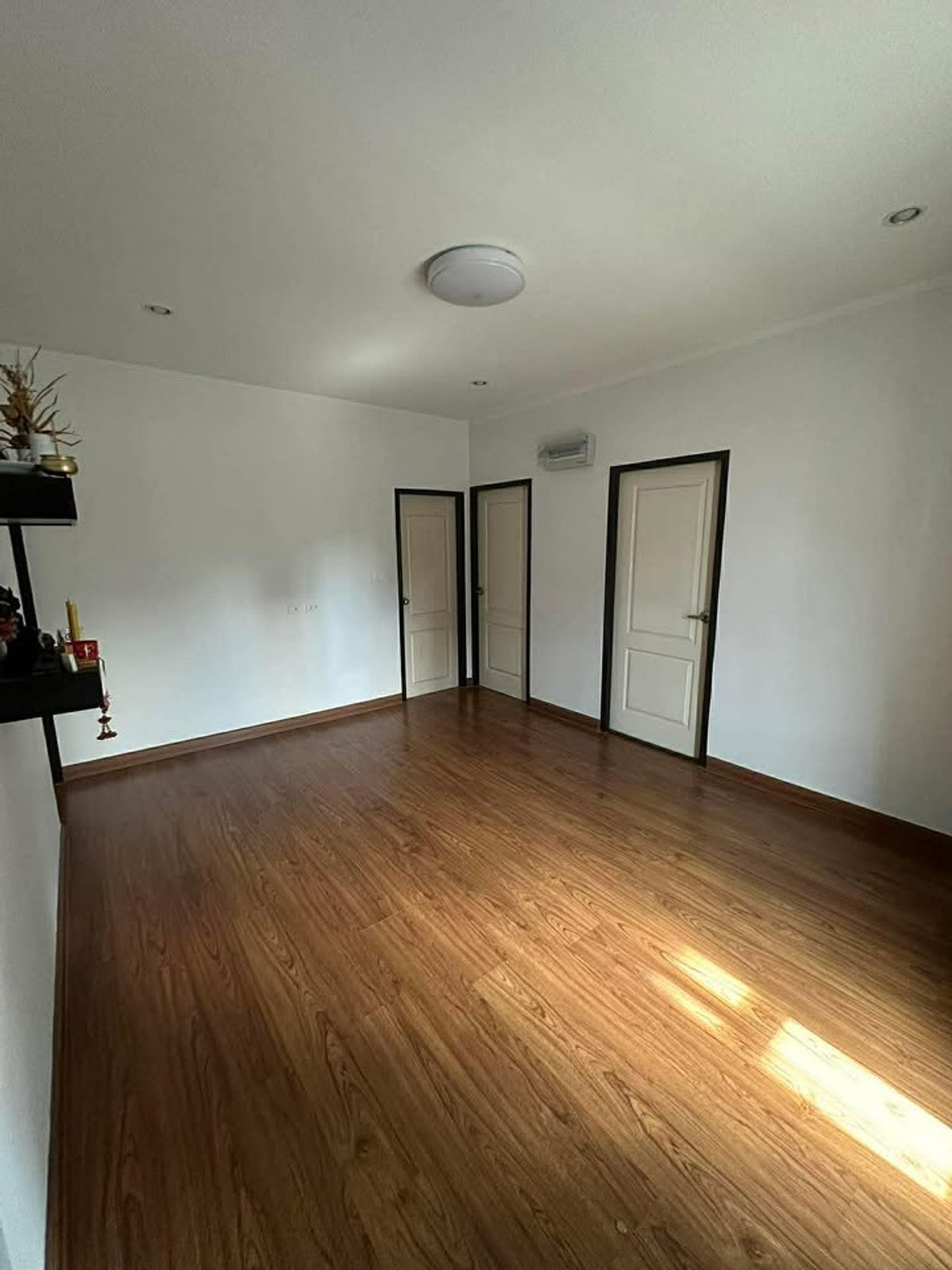 For SaleHousePattaya, Bangsaen, Chonburi : Empty house, corner house, in front of a common garden. Open, not blocking the view