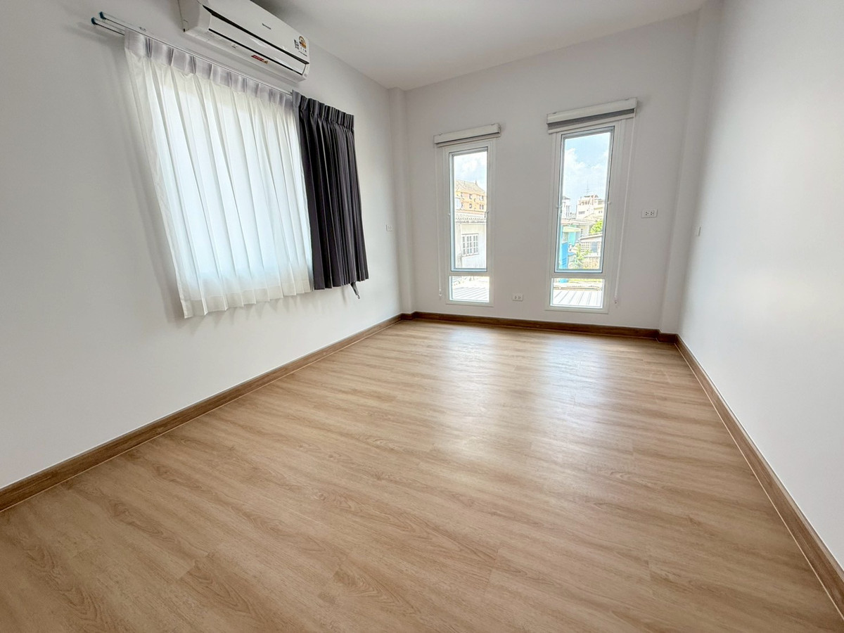 For RentHouseOnnut, Udomsuk : 🐈🎊 Urgent House On Nut 40 for rent with a small garden inside the house. Can turn animals