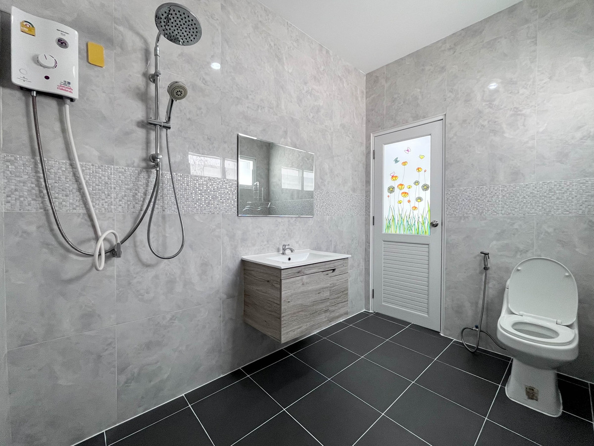 For SaleHousePattaya, Bangsaen, Chonburi : Moo Baan Pornthep Garden Ville 6 / 3 Bedrooms (FOR SALE) BEWN136