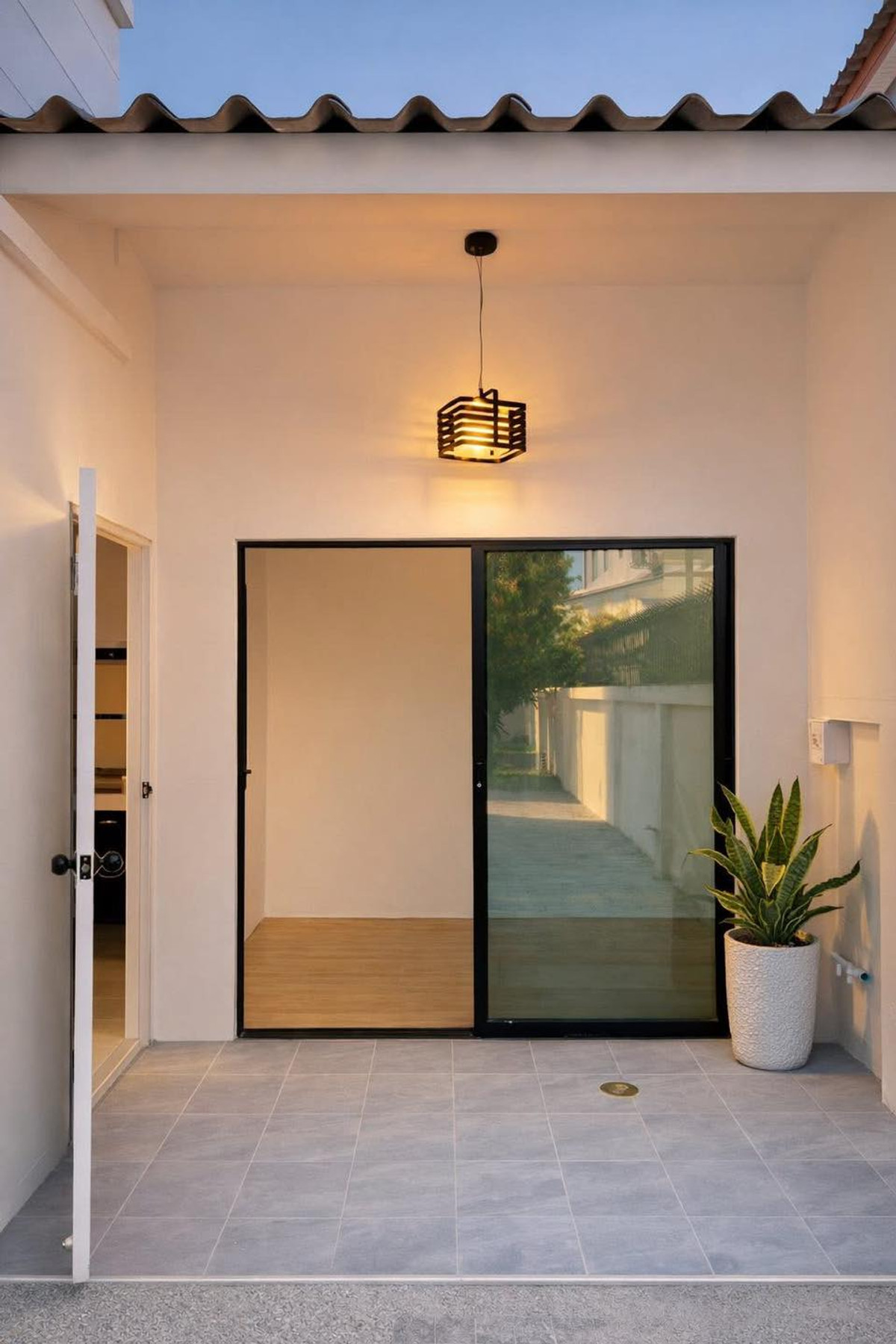 For SaleTownhomePattaya, Bangsaen, Chonburi : Moo Bam Ngam Charoen 2 / 3 Bedrooms (FOR SALE) BEWN132