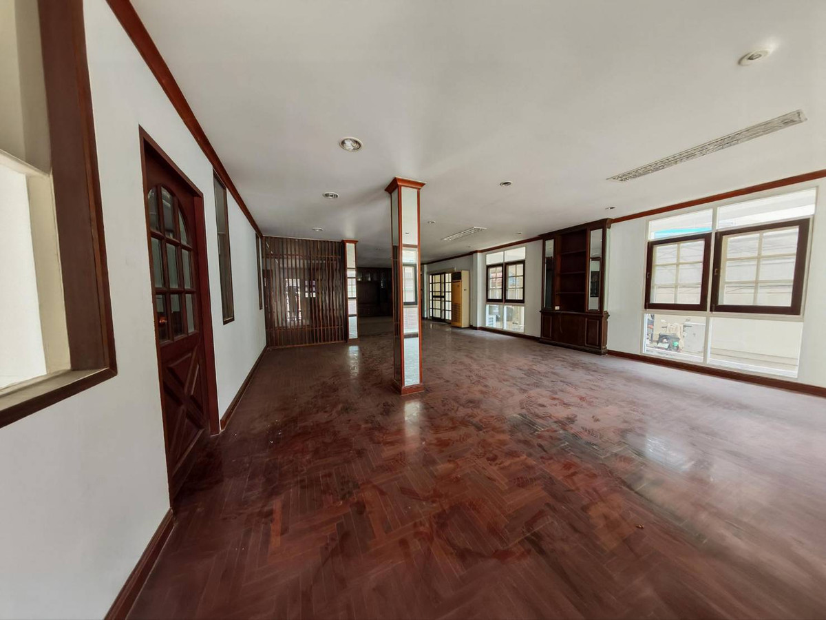 ขายบ้านรัชดา ห้วยขวาง : ขายด่วน!! บ้านเดี่ยว 2 ชั้น 126 ตรว. ทำเลทองย่านห้วยขวาง-รัชดา มีห้องใต้ดินขนาดใหญ่