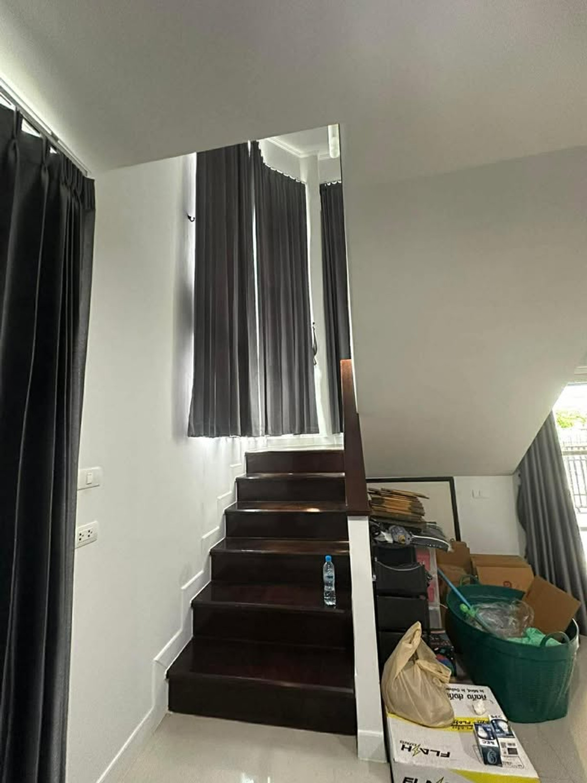 For SaleHousePattaya, Bangsaen, Chonburi : Empty house, corner house, in front of a common garden. Open, not blocking the view