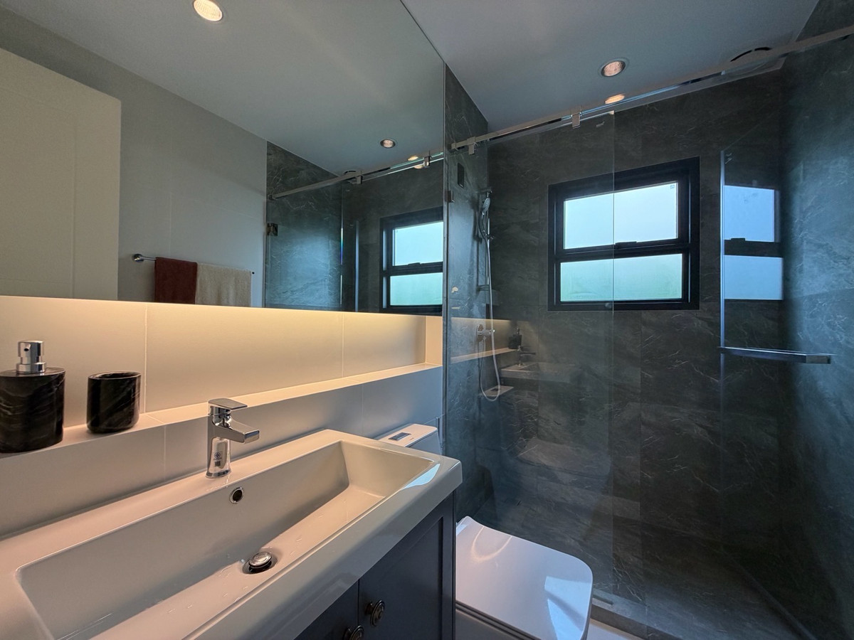 ให้เช่าบ้านบางนา แบริ่ง ลาซาล : ให้เช่าบ้านเดี่ยวหรู เศรษฐสิริ บางนา กม.10 บ้านเดี่ยวดีไซน์โมเดิร์น เรียบหรู ฟังก์ชันลงตัว เหมาะสำหรับครอบครัวที่ต้องการความเป็นส่วนตัวในโครงการระดับพรีเมียม