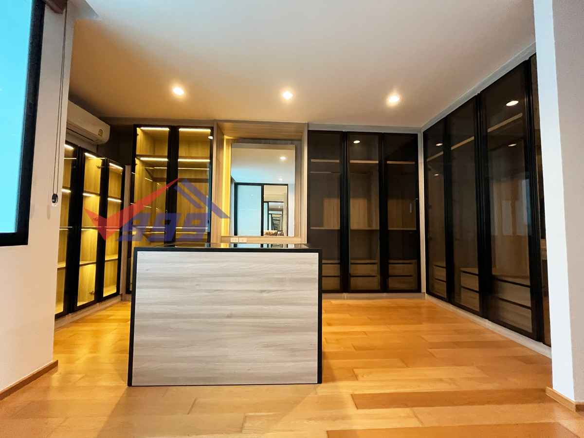 For RentTownhomePattanakan, Srinakarin : Modern luxury 3-bedroom townhouse for rent in Krungthep Kreetha.