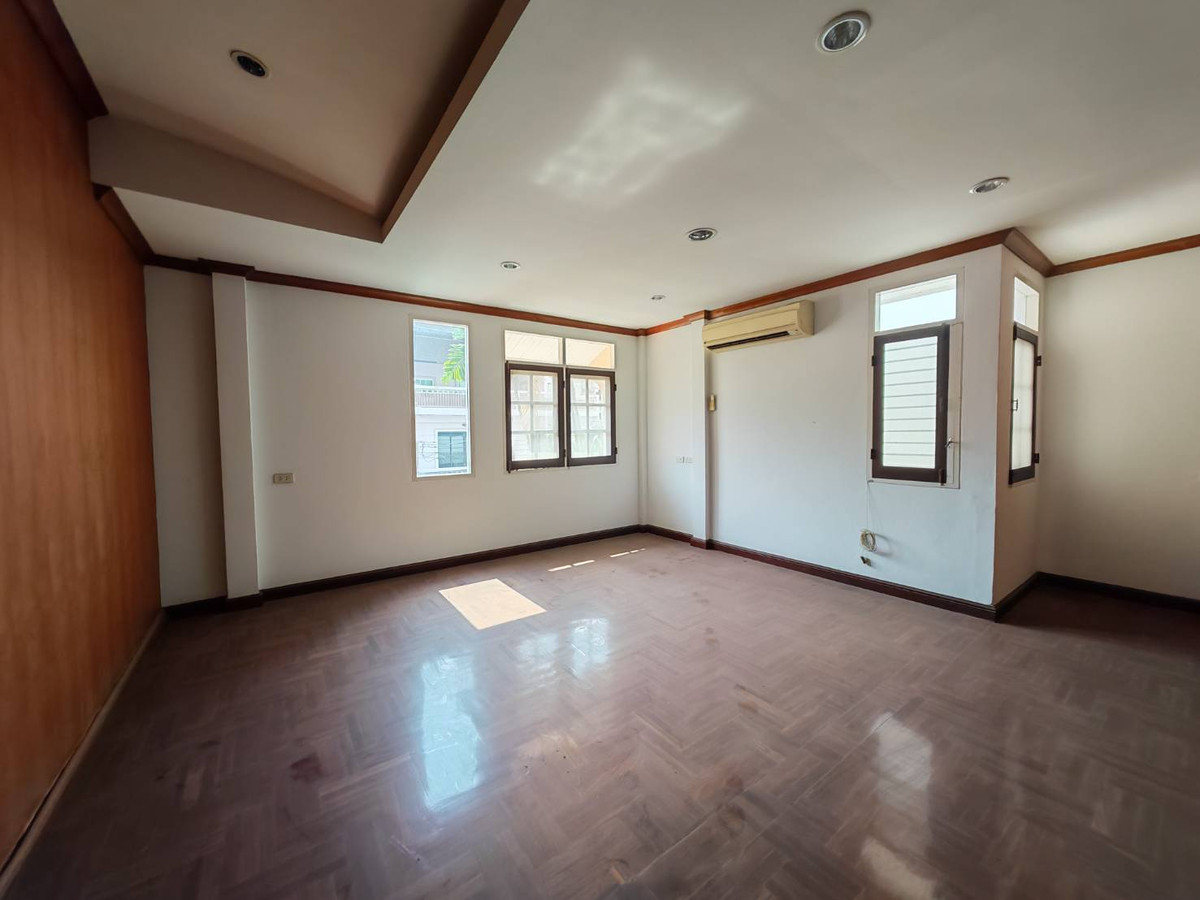 ขายบ้านรัชดา ห้วยขวาง : ขายด่วน!! บ้านเดี่ยว 2 ชั้น 126 ตรว. ทำเลทองย่านห้วยขวาง-รัชดา มีห้องใต้ดินขนาดใหญ่