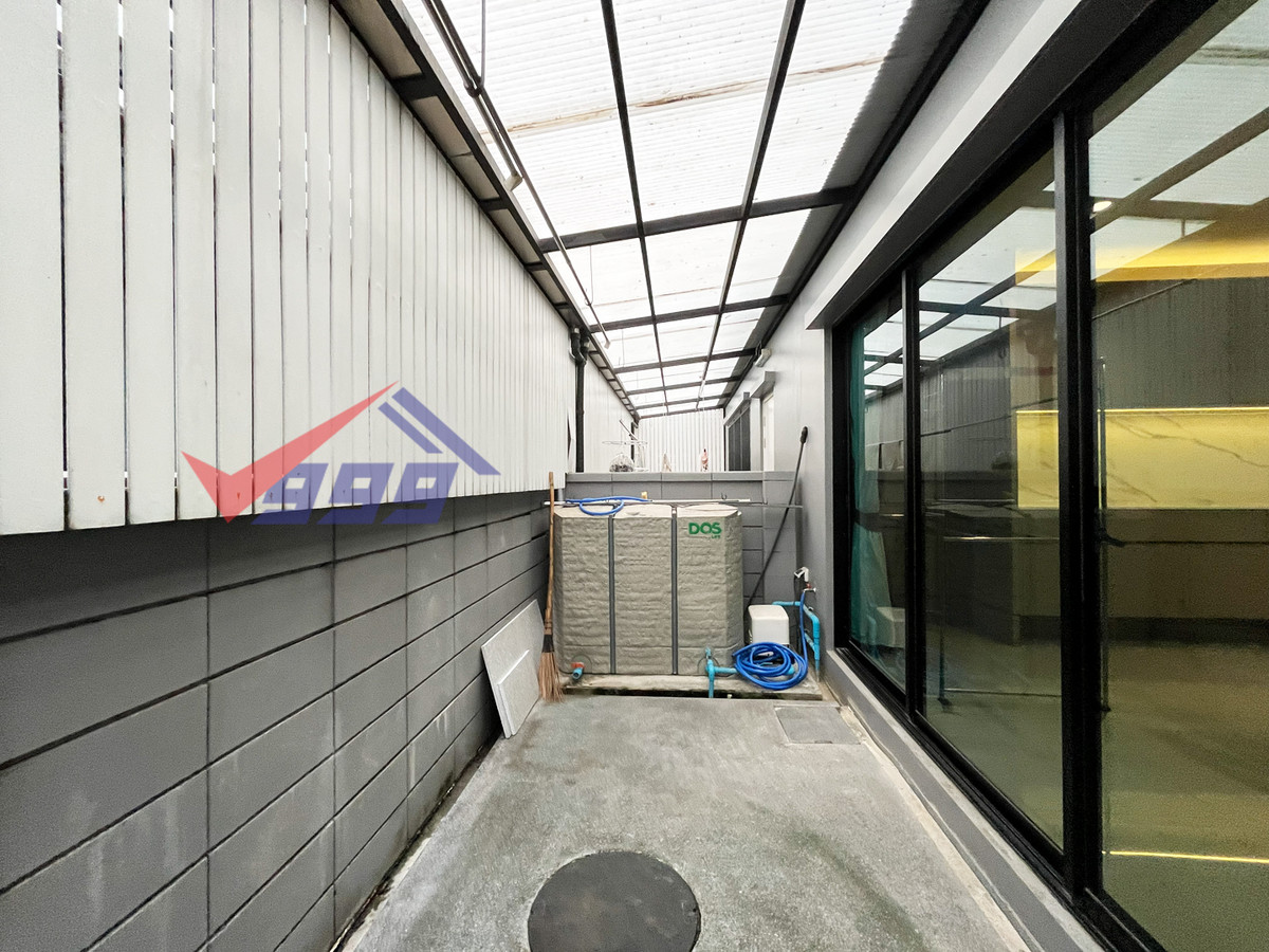 For RentTownhomePattanakan, Srinakarin : Modern luxury 3-bedroom townhouse for rent in Krungthep Kreetha.