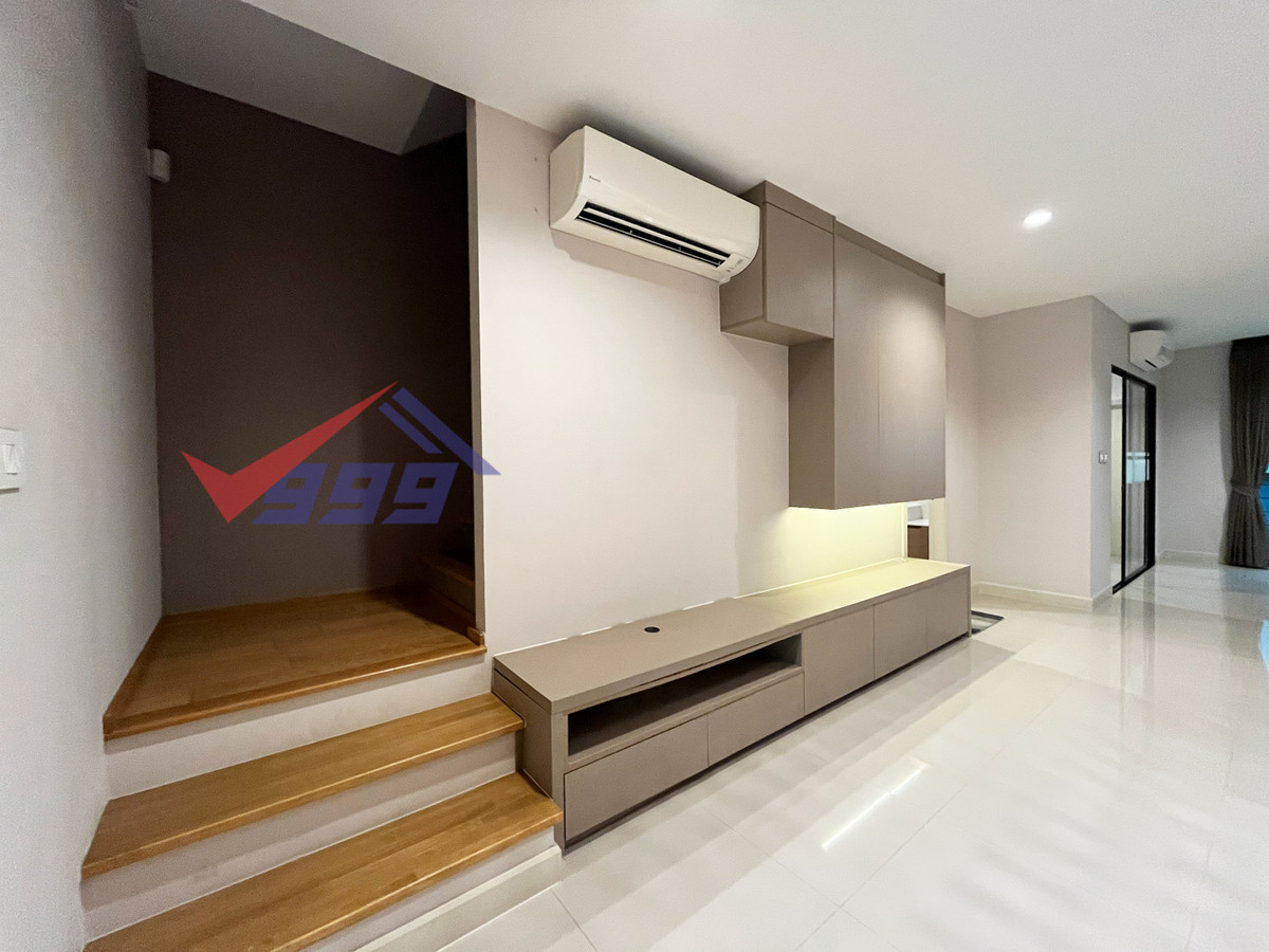 For RentTownhomePattanakan, Srinakarin : Modern luxury 3-bedroom townhouse for rent in Krungthep Kreetha.