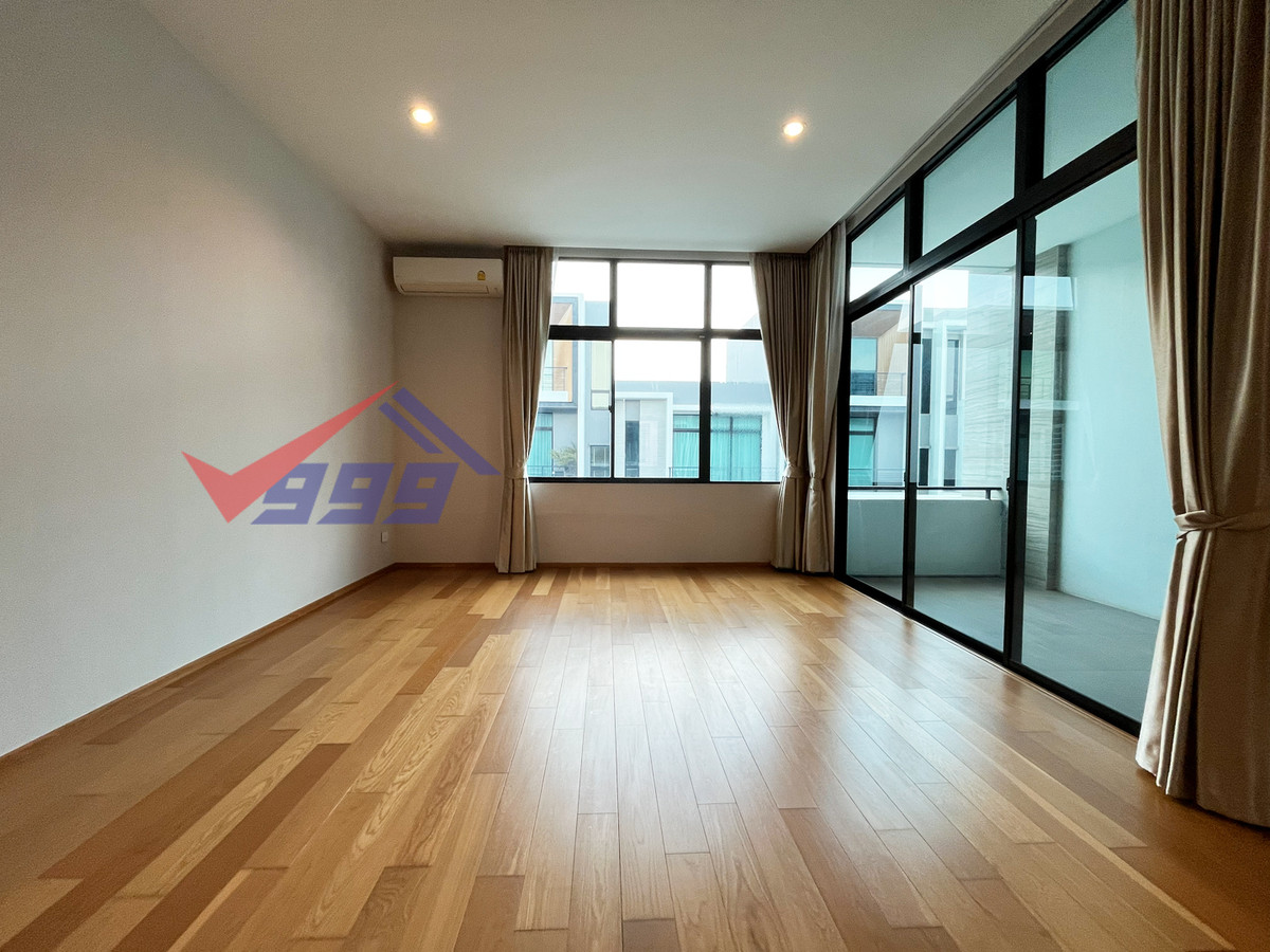 For RentTownhomePattanakan, Srinakarin : Modern luxury 3-bedroom townhouse for rent in Krungthep Kreetha.