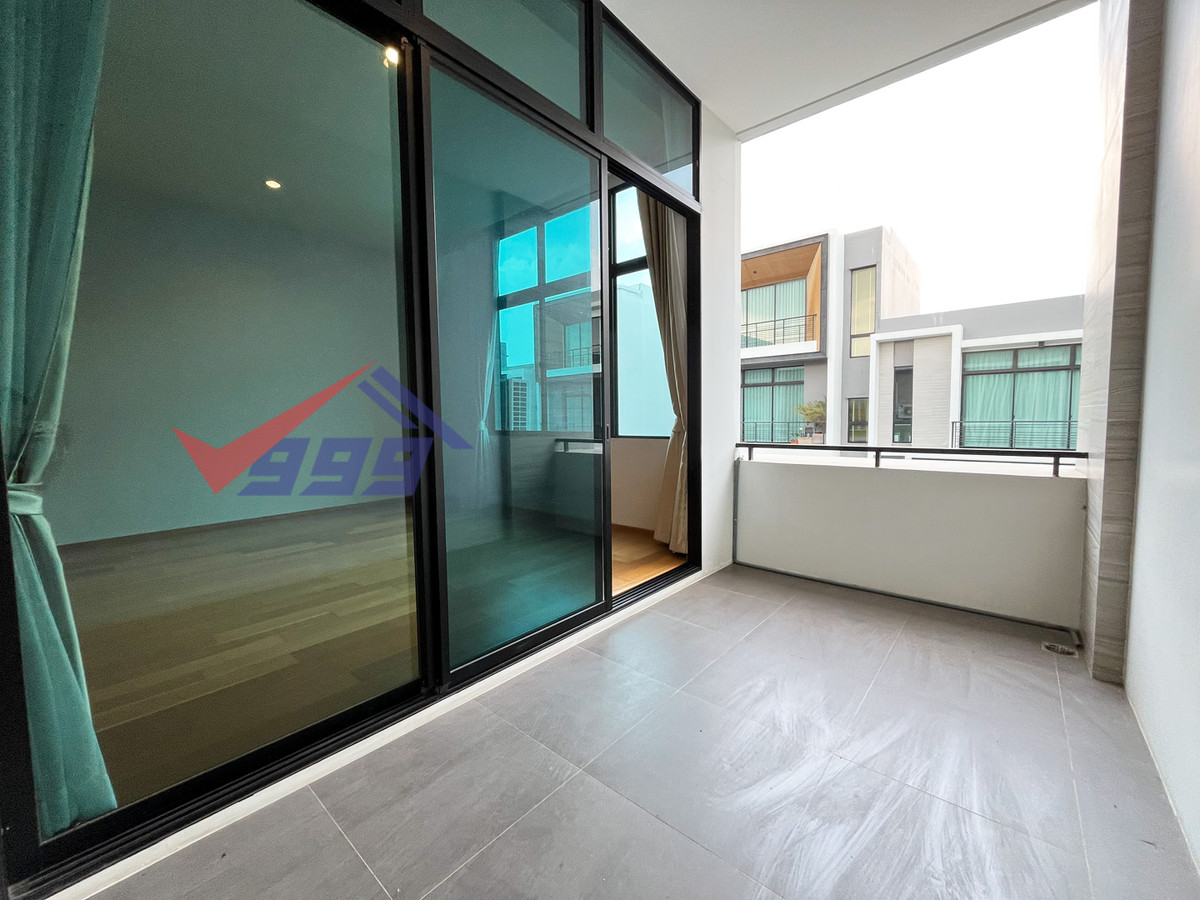 For RentTownhomePattanakan, Srinakarin : Modern luxury 3-bedroom townhouse for rent in Krungthep Kreetha.