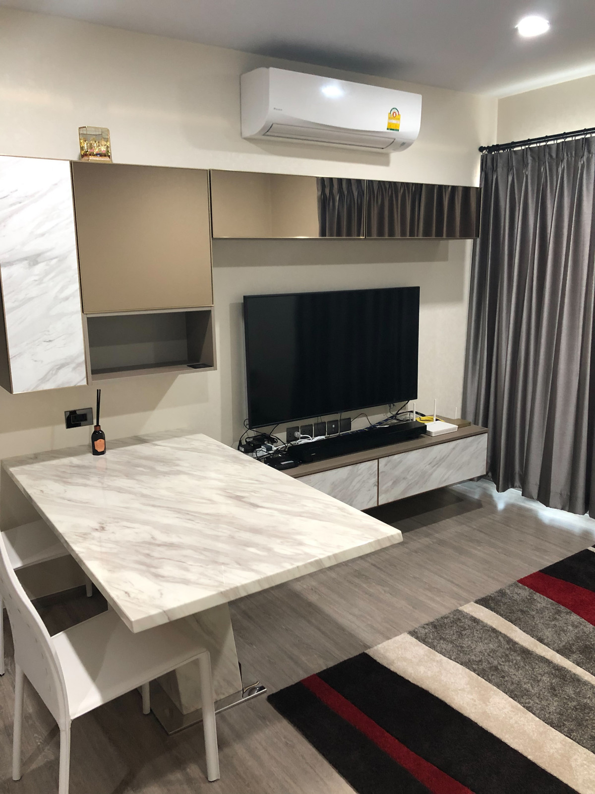 CondoSukhumvit, Asoke, Thonglor : Rhythm Ekkamai Condo, convenient travel, close to BTS, has a shuttle, fully furnished. Ready for sale and rent!!