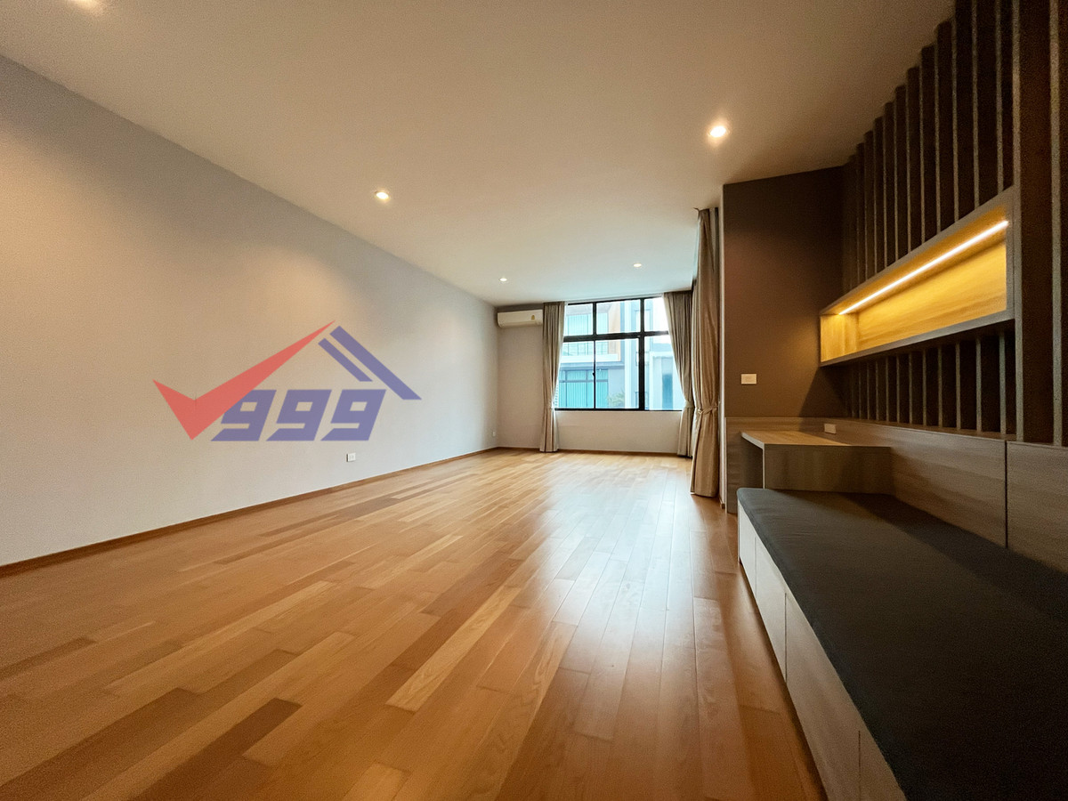 For RentTownhomePattanakan, Srinakarin : Modern luxury 3-bedroom townhouse for rent in Krungthep Kreetha.