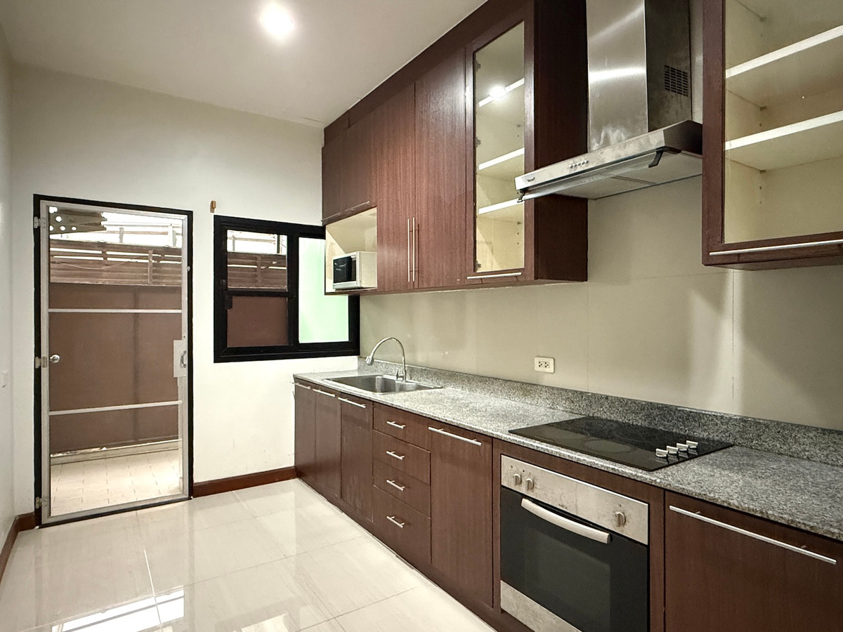 ให้เช่าทาวน์โฮมสุขุมวิท อโศก ทองหล่อ : บ้านเดี่ยว 3 ห้องนอน พร้อมให้เช่า ใกล้กับห้าง Emporium