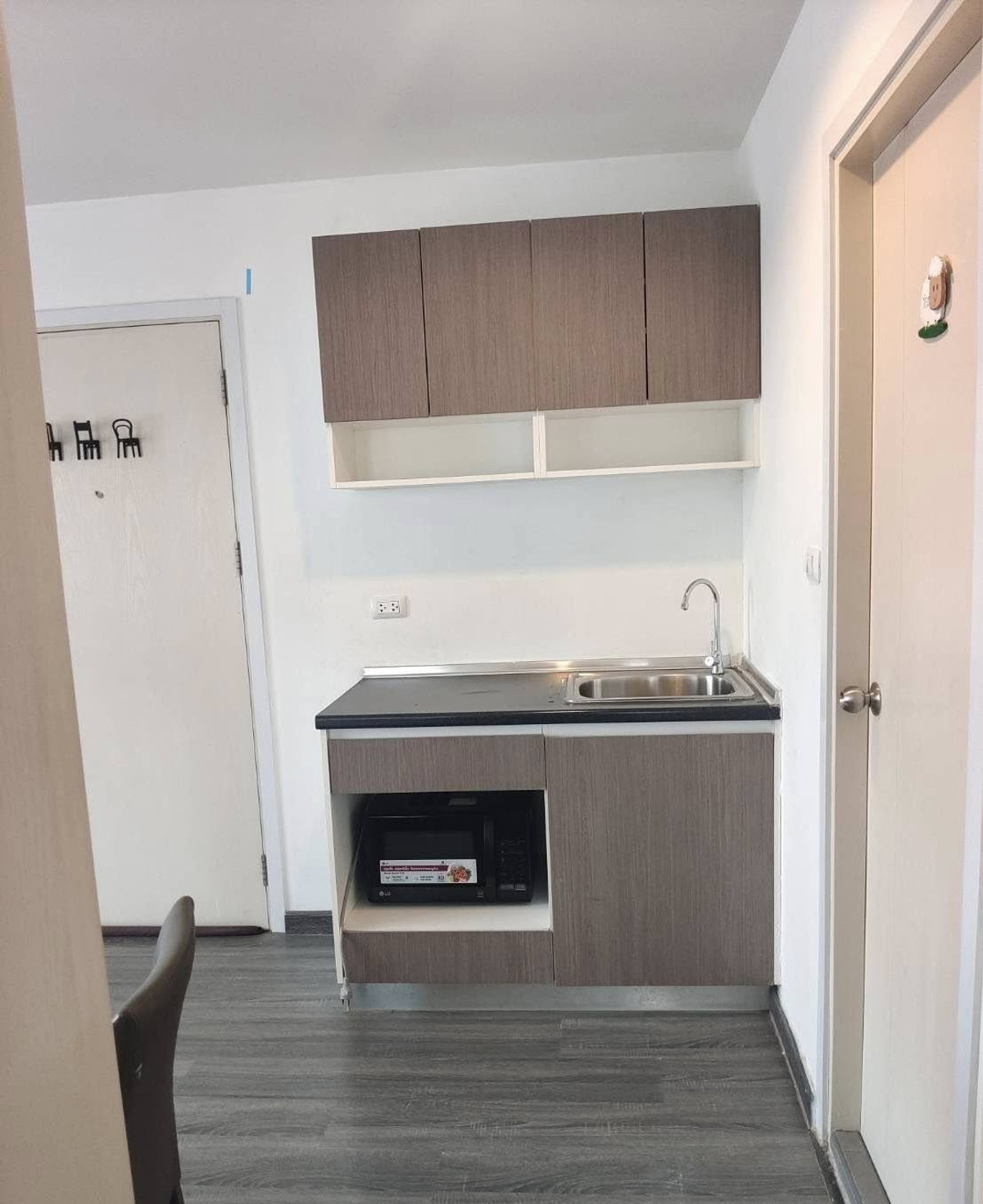 For RentCondoSamut Prakan,Samrong : For rent 📍 The Trust Condo @BTS Erawan 📍 Fully furnished with appliances. Near BTS Erawan.