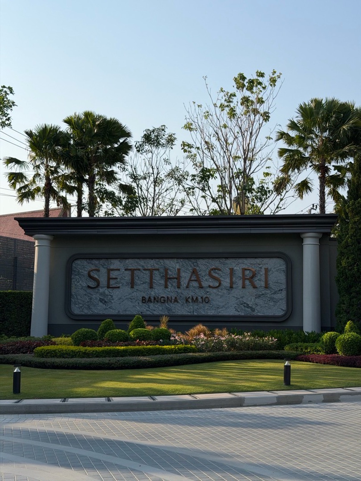 ให้เช่าบ้านบางนา แบริ่ง ลาซาล : ให้เช่าบ้านเดี่ยวหรู เศรษฐสิริ บางนา กม.10 บ้านเดี่ยวดีไซน์โมเดิร์น เรียบหรู ฟังก์ชันลงตัว เหมาะสำหรับครอบครัวที่ต้องการความเป็นส่วนตัวในโครงการระดับพรีเมียม