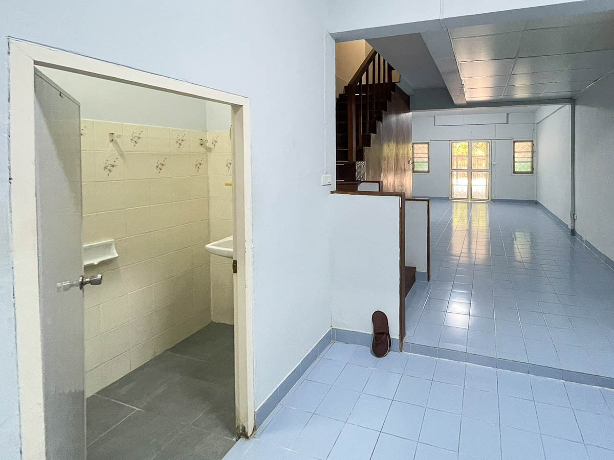 ขายทาวน์โฮมแจ้งวัฒนะ เมืองทอง : ขาย บ้าน Flowery Home ปากเกร็ด บ้านทาวน์เฮาส์ 2 ชั้น แบบ 2 ห้องนอน 17 ตรว 110 ตรม สภาพดี ใกล้ ติวานนท์ ศรีสมาน ดอนเมือง อิมแพ็ค เมืองทองธานี แจ้งวัฒนะ : EL26S-002