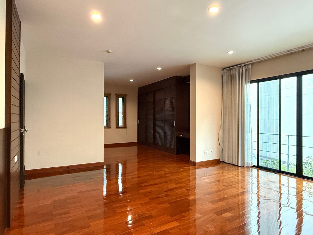 ให้เช่าทาวน์โฮมสุขุมวิท อโศก ทองหล่อ : บ้านเดี่ยว 3 ห้องนอน พร้อมให้เช่า ใกล้กับห้าง Emporium