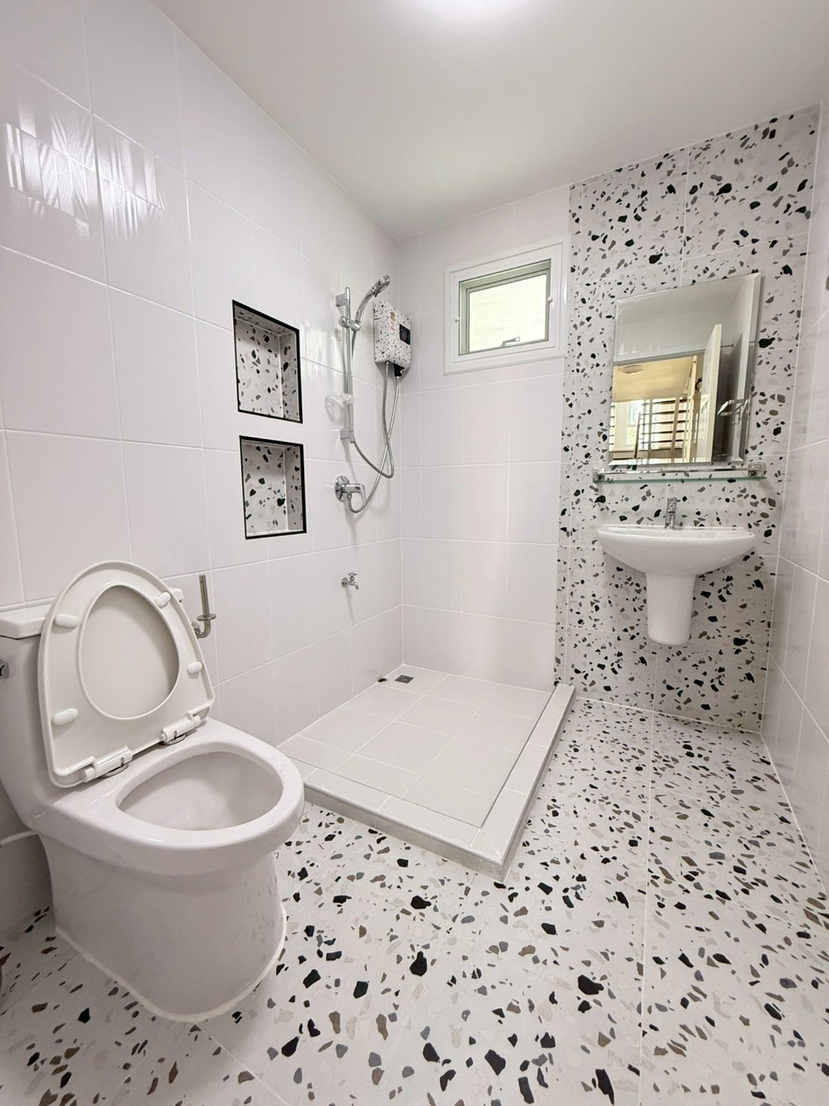 For RentHouseOnnut, Udomsuk : 🐈🎊 Urgent House On Nut 40 for rent with a small garden inside the house. Can turn animals