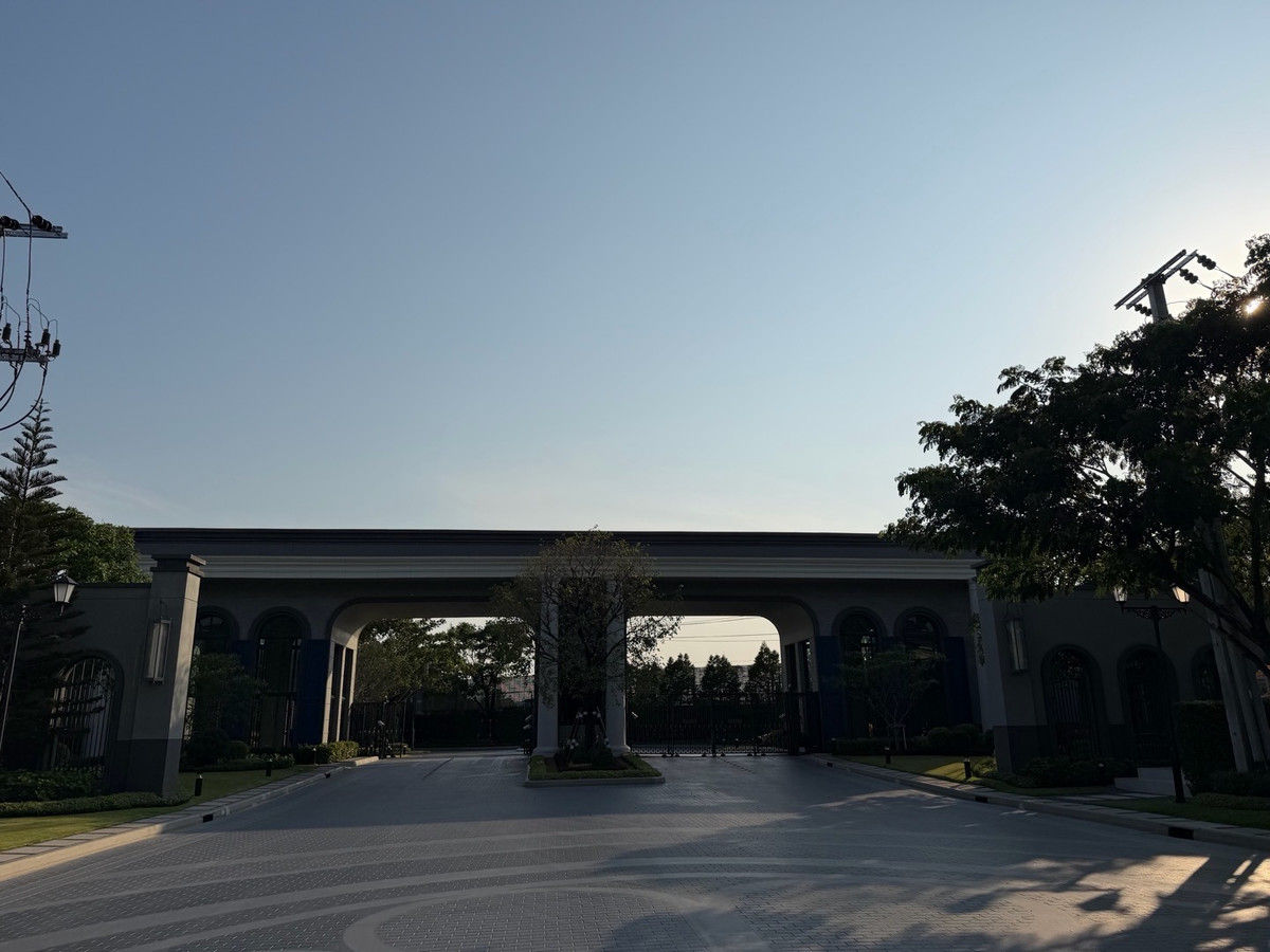 ให้เช่าบ้านบางนา แบริ่ง ลาซาล : ให้เช่าบ้านเดี่ยวหรู เศรษฐสิริ บางนา กม.10 บ้านเดี่ยวดีไซน์โมเดิร์น เรียบหรู ฟังก์ชันลงตัว เหมาะสำหรับครอบครัวที่ต้องการความเป็นส่วนตัวในโครงการระดับพรีเมียม