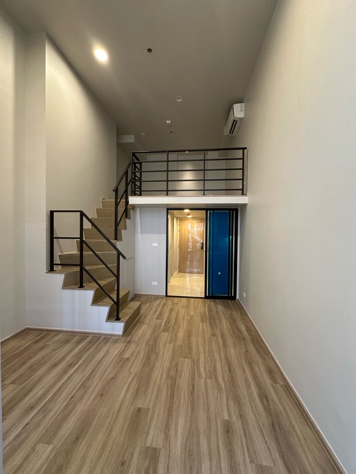 Sale DownCondoSukhumvit, Asoke, Thonglor : Selling at a loss! Only 6 million baht left, 2-story hybrid room.