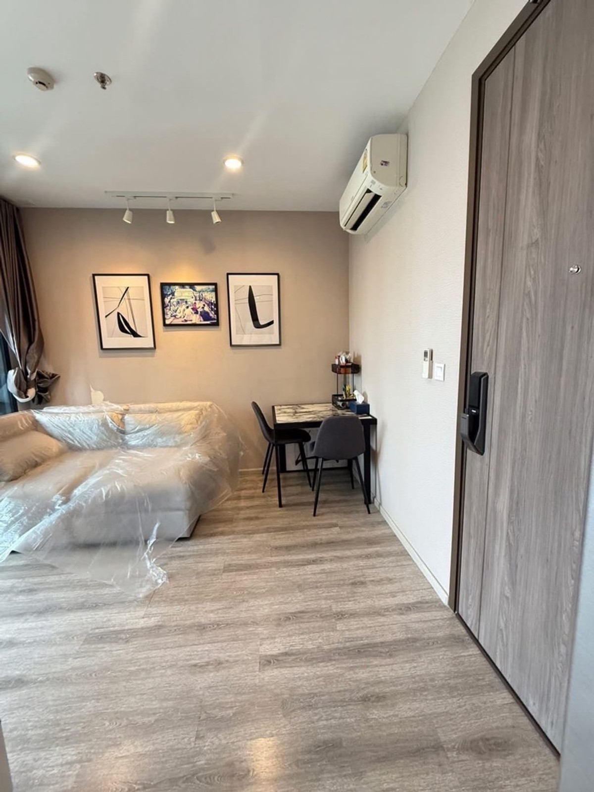 For RentCondoRama9, Petchburi, RCA : 🏙️For rent IDEO Mobi Asoke 38 sq m. 20,000 ⚡️🔥 
 Very large room, best price ✨Hurry and reserve now. It's almost the start of the school term and rooms are very hard to find.