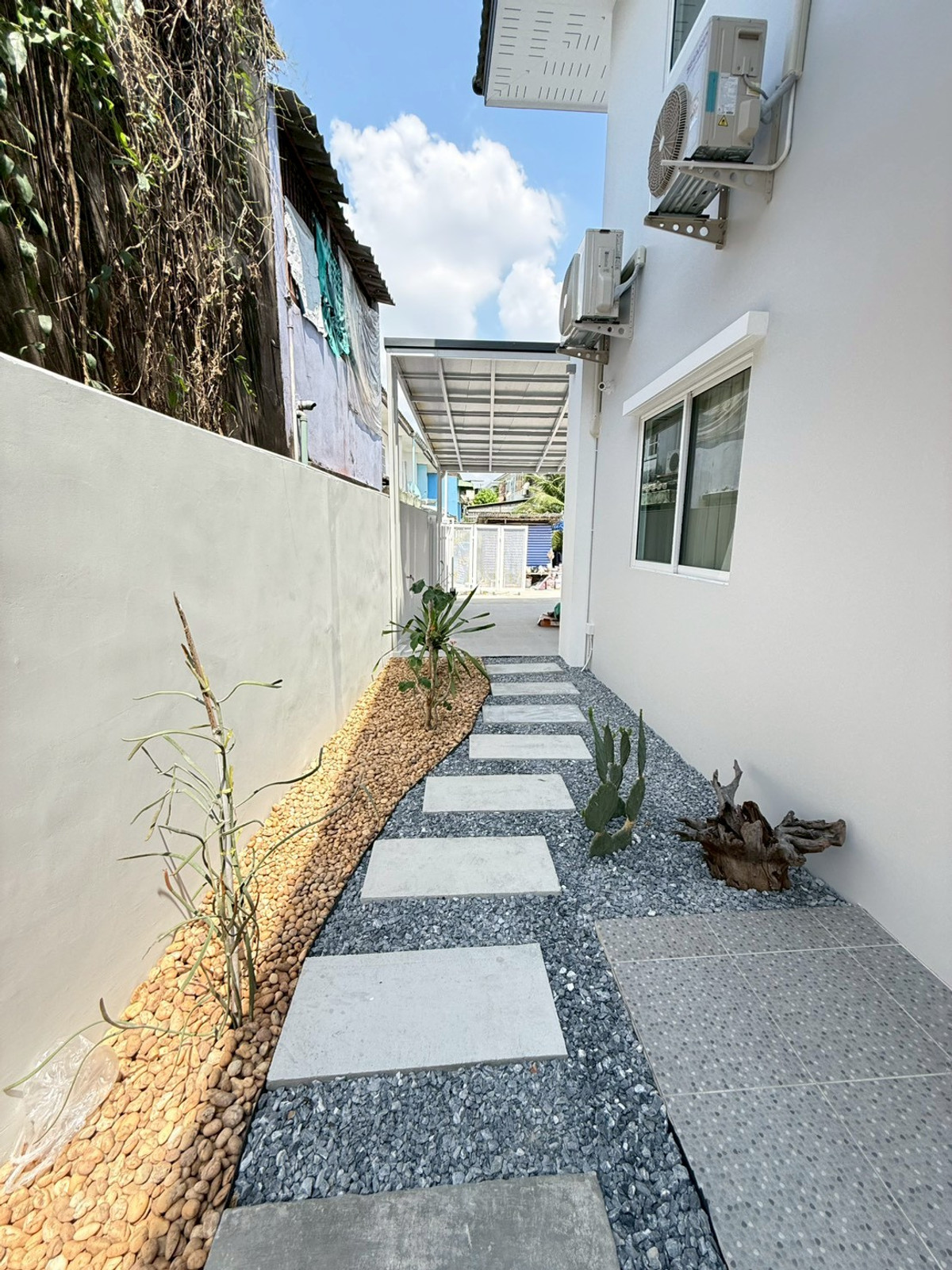 For RentHouseOnnut, Udomsuk : 🐈🎊 Urgent House On Nut 40 for rent with a small garden inside the house. Can turn animals