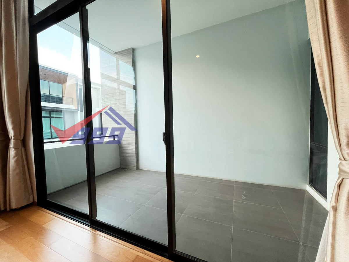 For RentTownhomePattanakan, Srinakarin : Modern luxury 3-bedroom townhouse for rent in Krungthep Kreetha.