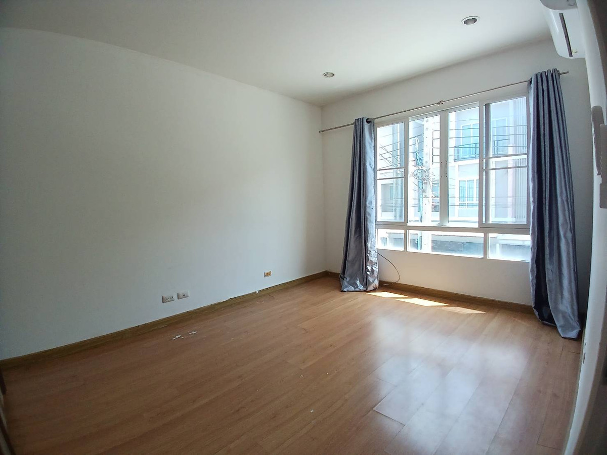 For RentTownhomePattanakan, Srinakarin : 3-story townhome for rent, Patio Village, Soi Phatthanakan 38, near APL Ramkhamhaeng (N.2024)