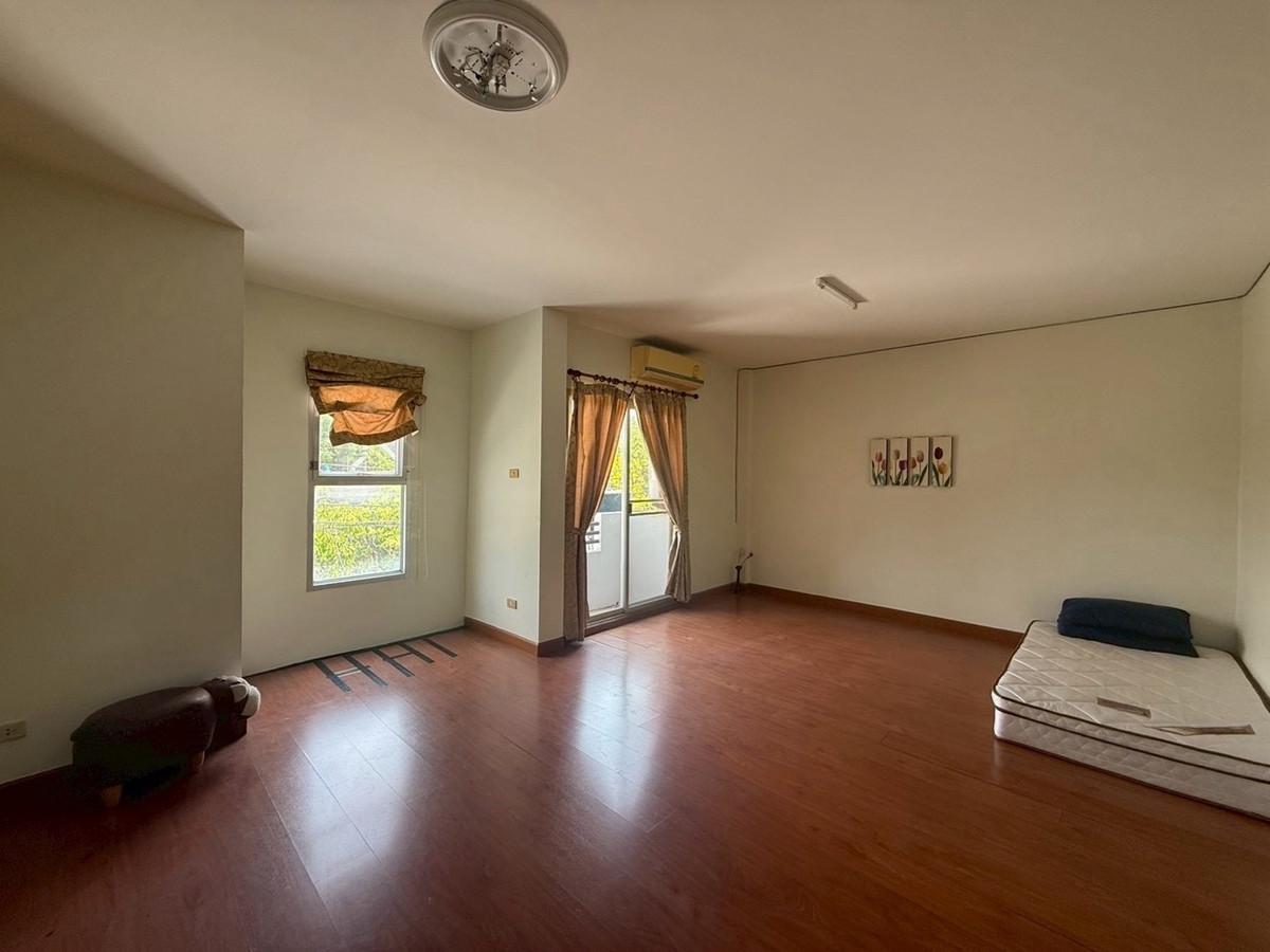 For RentTownhomePattanakan, Srinakarin : For rent, 3-story townhome, Suan Racha Village, Townhome, Krungthep Kreetha Soi 7.