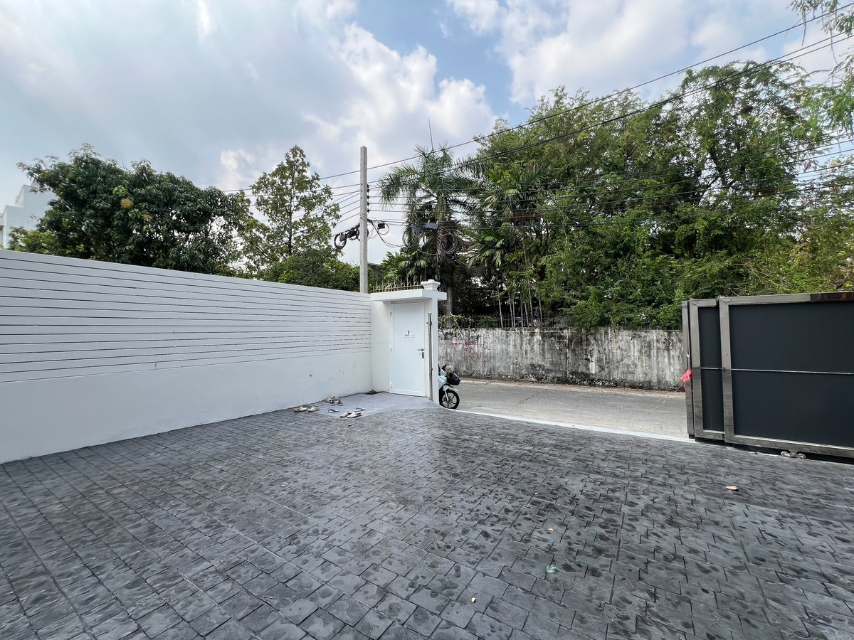 For SaleHouseSukhumvit, Asoke, Thonglor : Single house, Sukhumvit 71, corner house, 79 sq m, Pridi Banom 42, prime location, newly decorated.