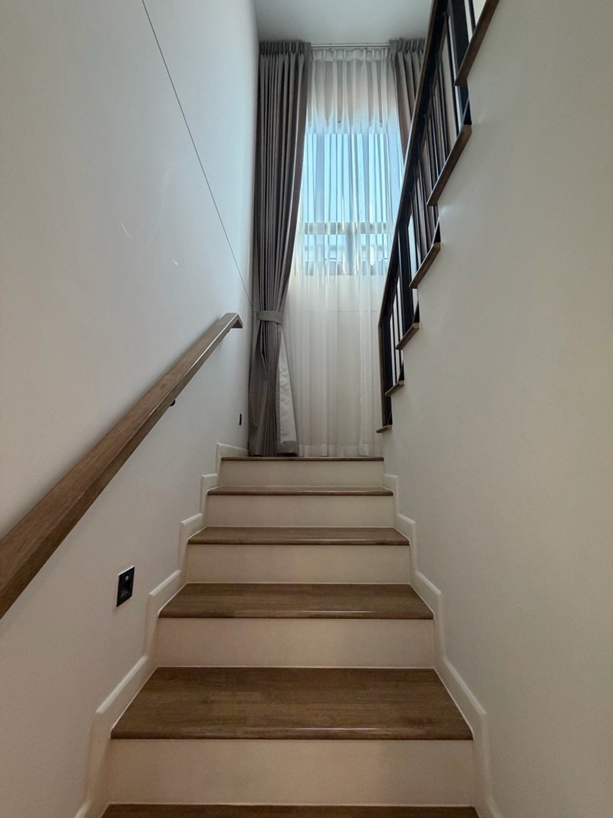 ให้เช่าบ้านบางนา แบริ่ง ลาซาล : ให้เช่าบ้านเดี่ยวหรู เศรษฐสิริ บางนา กม.10 บ้านเดี่ยวดีไซน์โมเดิร์น เรียบหรู ฟังก์ชันลงตัว เหมาะสำหรับครอบครัวที่ต้องการความเป็นส่วนตัวในโครงการระดับพรีเมียม