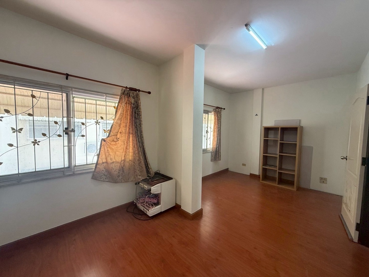 For RentTownhomePattanakan, Srinakarin : For rent, 3-story townhome, Suan Racha Village, Townhome, Krungthep Kreetha Soi 7.