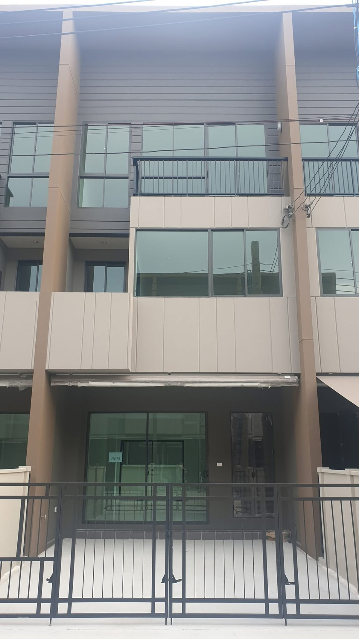 ให้เช่าทาวน์โฮมบางนา แบริ่ง ลาซาล : 🏠 ให้เช่าทาวน์โฮม 3 ชั้น โครงการบ้านกลางเมือง (บางนา-วงแหวน) เดือนละ 23000 บาท 🎉 ใกล้เมกา บางนา กิ่งแก้ว นิคมเจโม บ้านสวย เฟอร์นิเจอร์และเครื่องใช้ไฟฟ้าครบ พร้อมเข้าอยู่ ✅✅