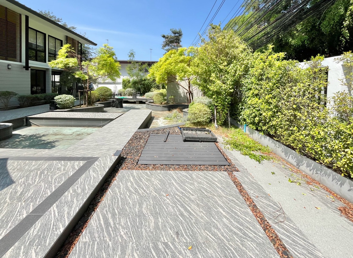 For RentRetail SpaceSukhumvit, Asoke, Thonglor : House for rent for business @ Pridi Banomyong, Sukhumvit, near Thonglor, Ekkamai, decorated, can be renovated, willing to accept tenants for 3+3 years, free decoration for 30 days.