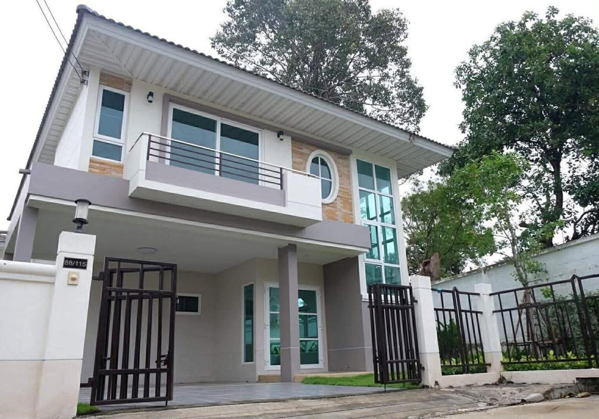 For SaleHousePattaya, Bangsaen, Chonburi : Empty house, corner house, in front of a common garden. Open, not blocking the view