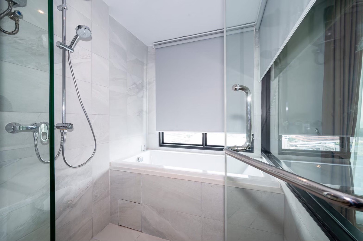 CondoSukhumvit, Asoke, Thonglor : Condo ready for sale and rent at Rhythm Ekkamai, convenient travel, close to BTS, shuttle available, beautifully decorated room, fully furnished, ready to move in!!