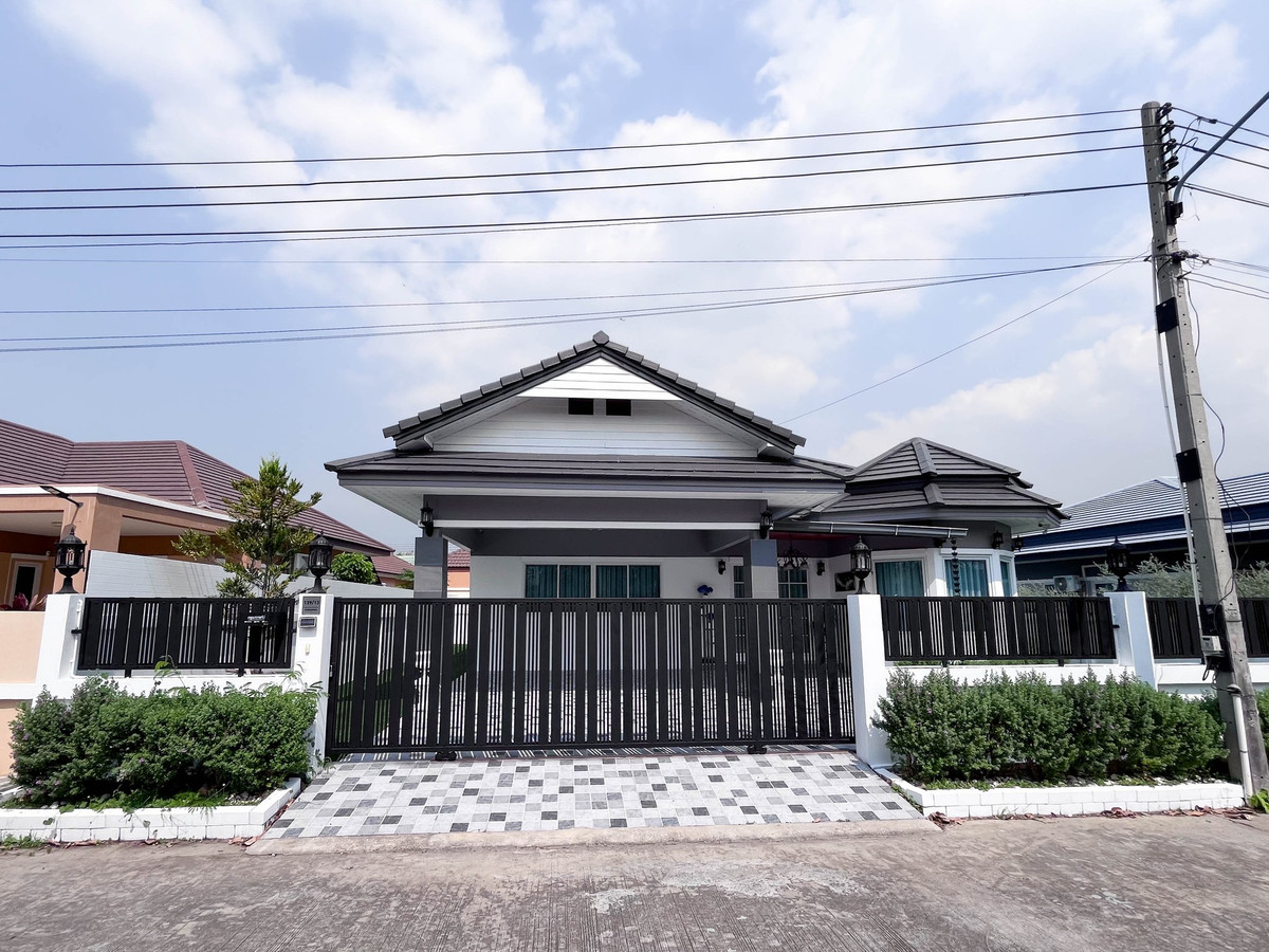 For SaleHousePattaya, Bangsaen, Chonburi : Moo Baan Pornthep Garden Ville 6 / 3 Bedrooms (FOR SALE) BEWN136