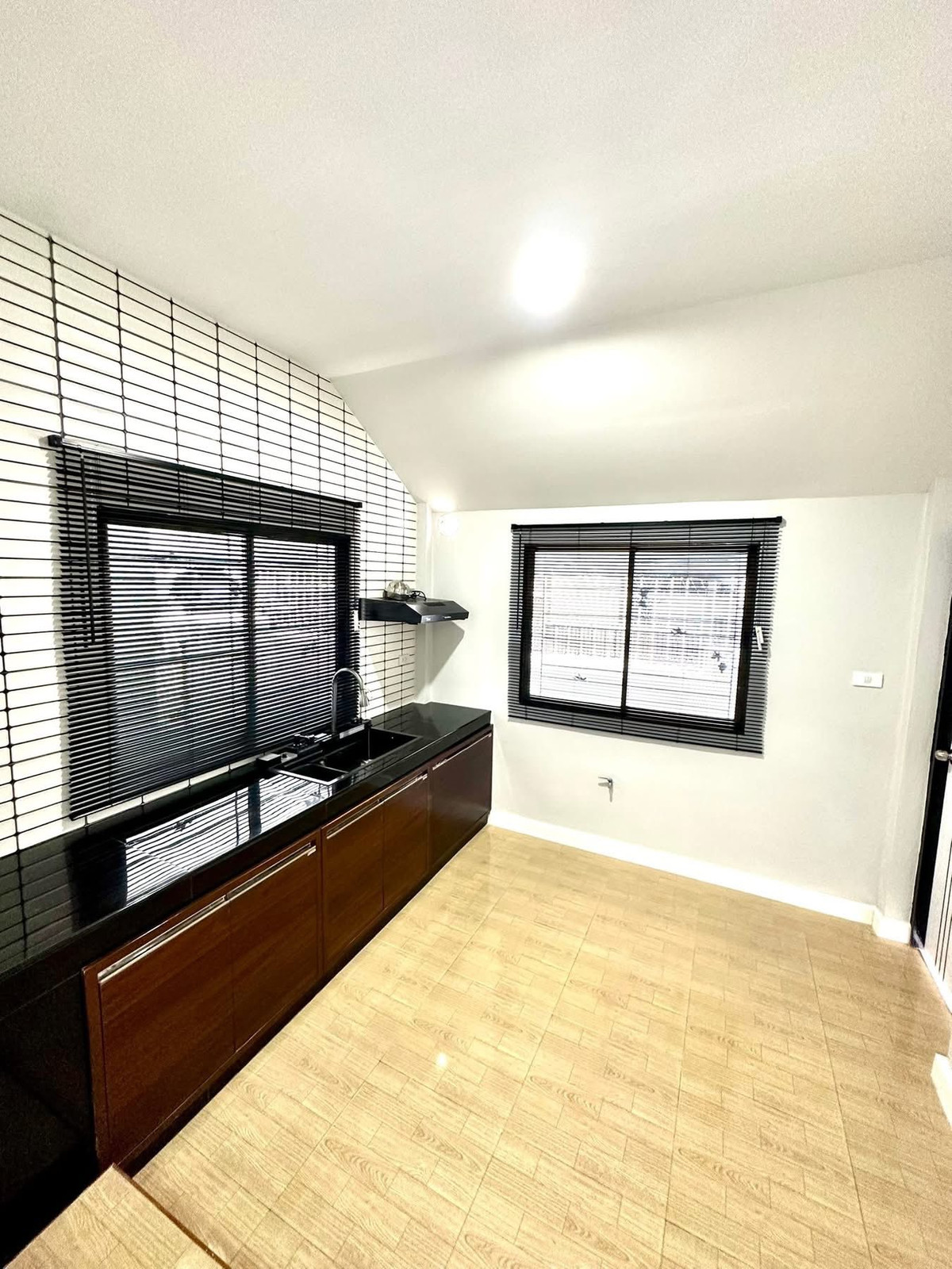 For SaleHousePattaya, Bangsaen, Chonburi : Paradise Hill 2 / 2 Bedrooms (For Sale), Paradise Hill 2 / 2 Bedrooms (FOR SALE) BEWN134