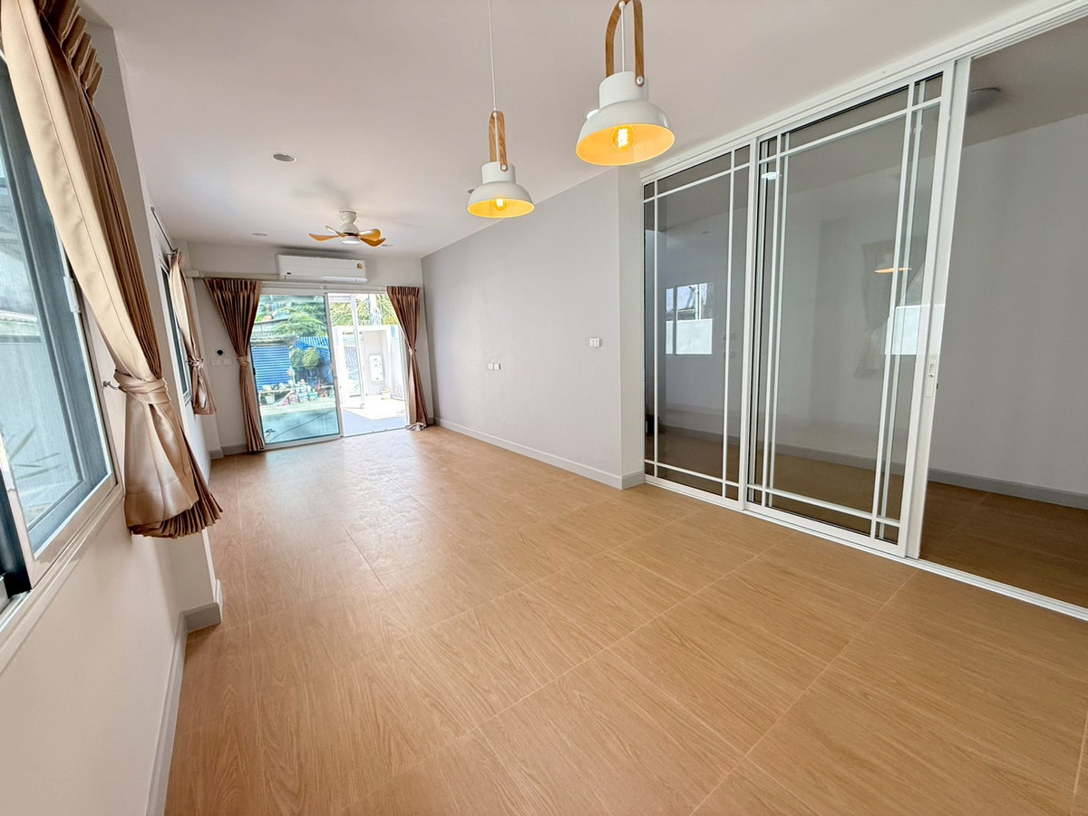 For RentHouseOnnut, Udomsuk : 🐈🎊 Urgent House On Nut 40 for rent with a small garden inside the house. Can turn animals