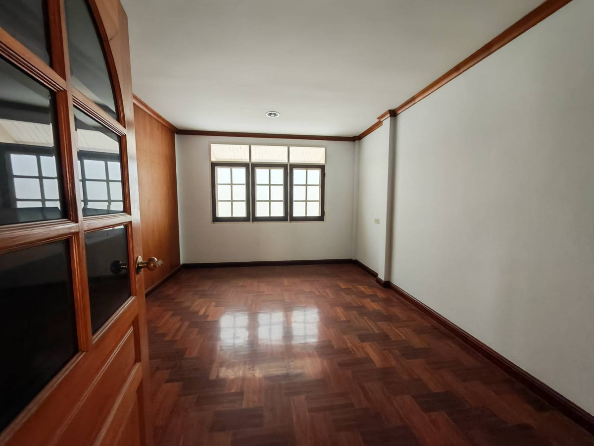 ขายบ้านรัชดา ห้วยขวาง : ขายด่วน!! บ้านเดี่ยว 2 ชั้น 126 ตรว. ทำเลทองย่านห้วยขวาง-รัชดา มีห้องใต้ดินขนาดใหญ่